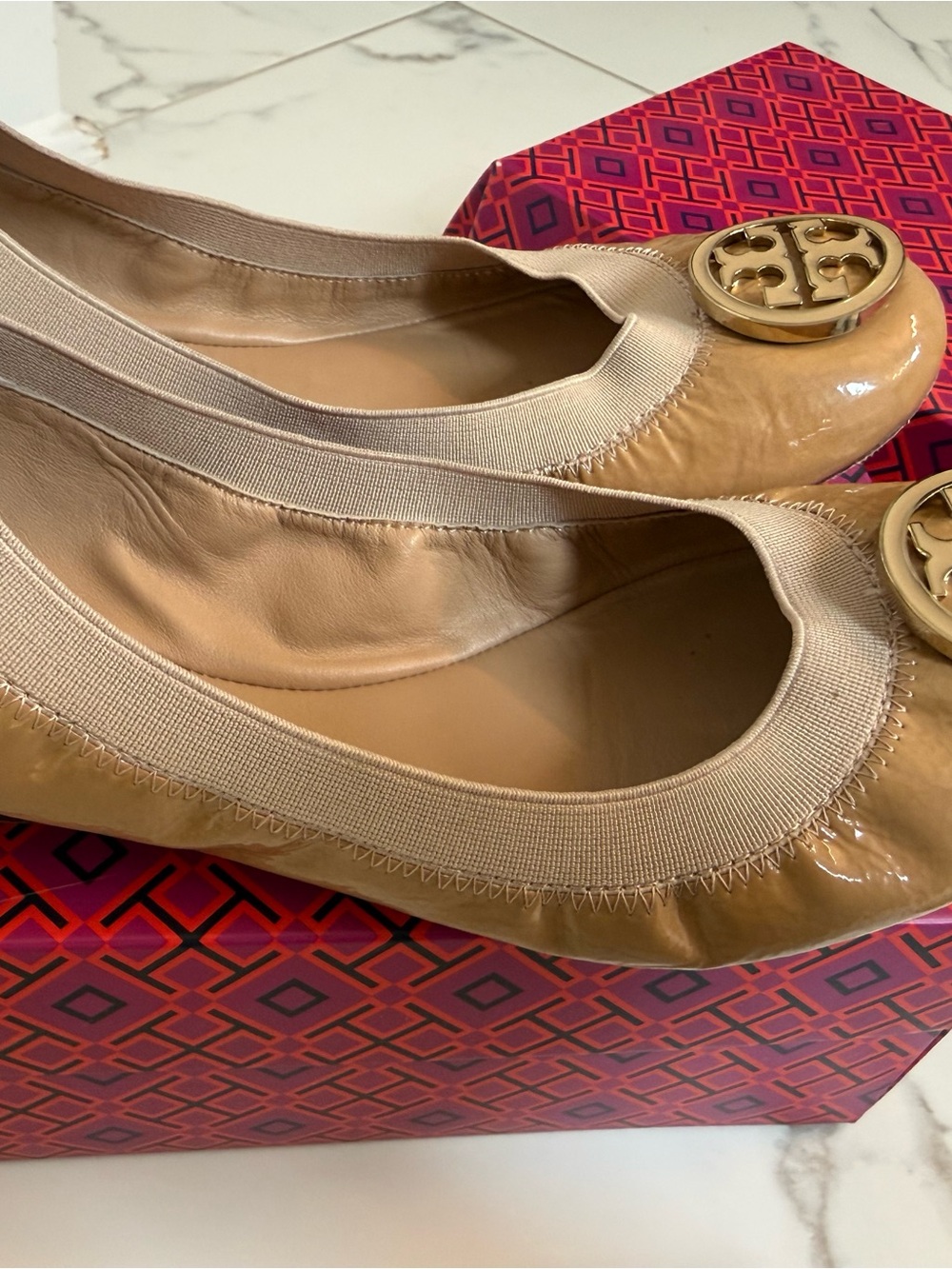Tory Burch Nude Caroline Patent Leather Logo Ballet Flats - Picture 2 of 6